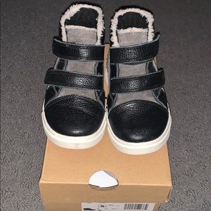 UGG Boy toddler shoes size 6